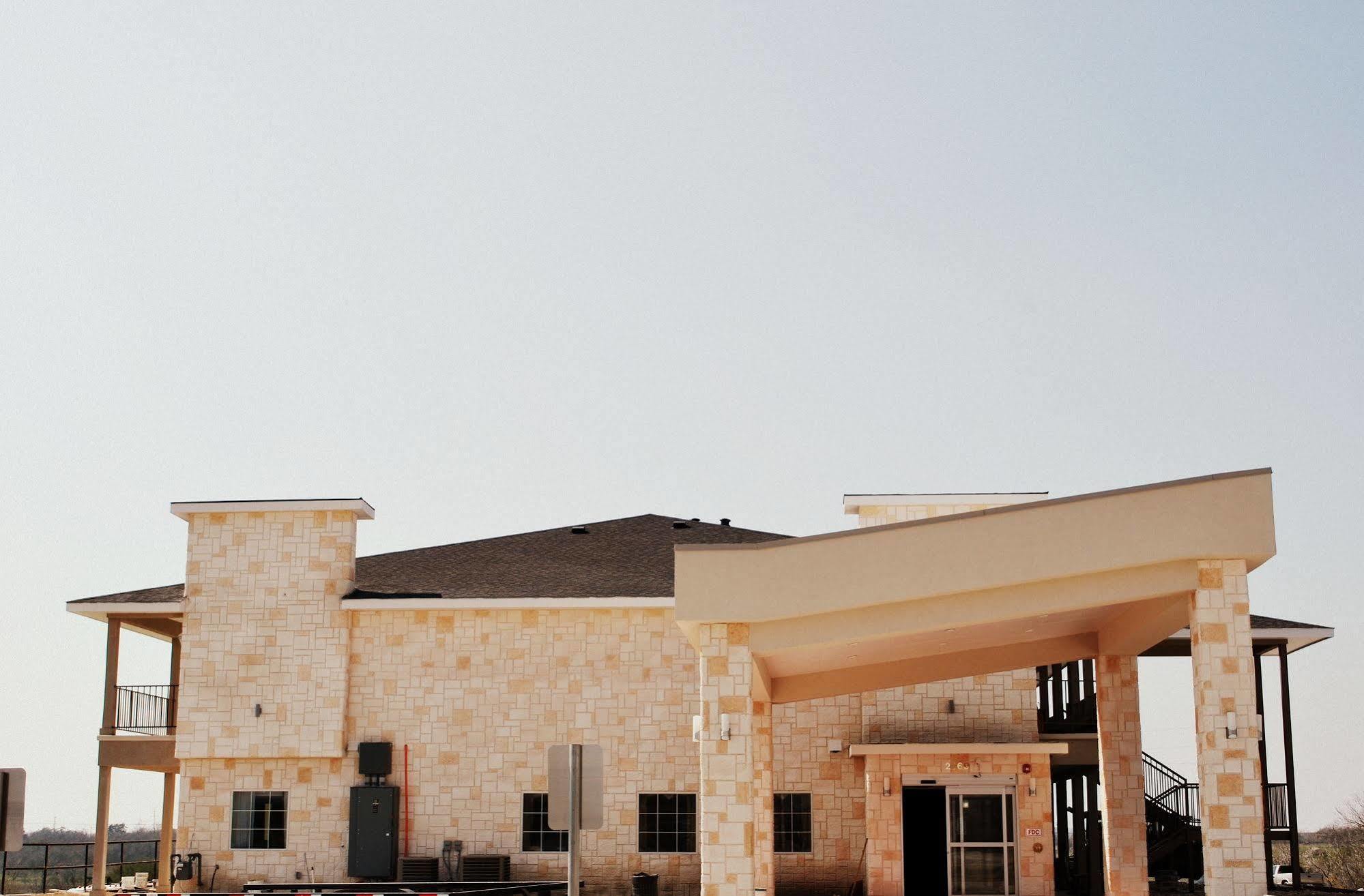 Westwood Inn By Oyo Gonzales Tx Dış mekan fotoğraf